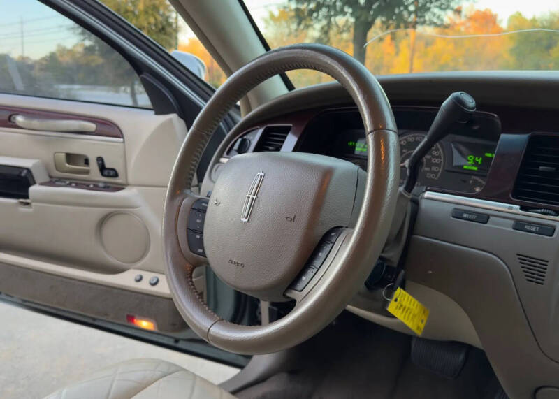 2005 Lincoln Town Car Signature