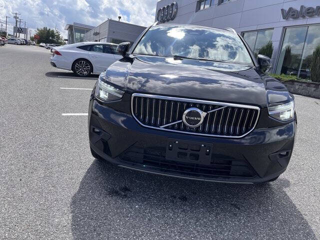 2025 Volvo XC40 B5 Plus Bright Theme