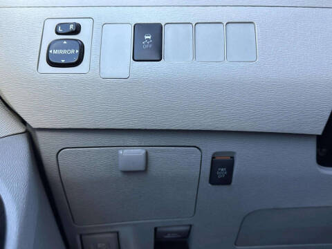 2013 Toyota Sienna LE 8-Passenger