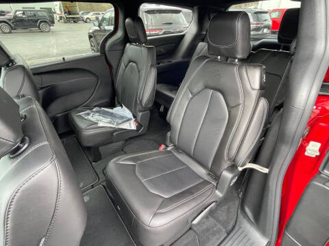2026 Chrysler Pacifica Select