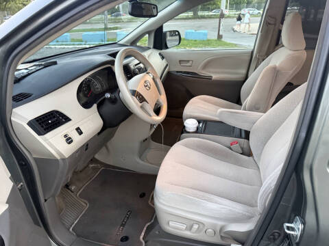 2013 Toyota Sienna LE 8-Passenger