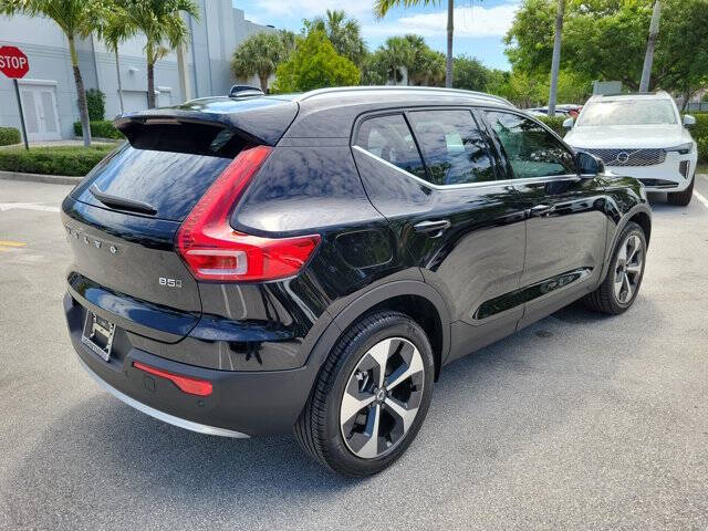 2025 Volvo XC40 B5 Plus Bright Theme