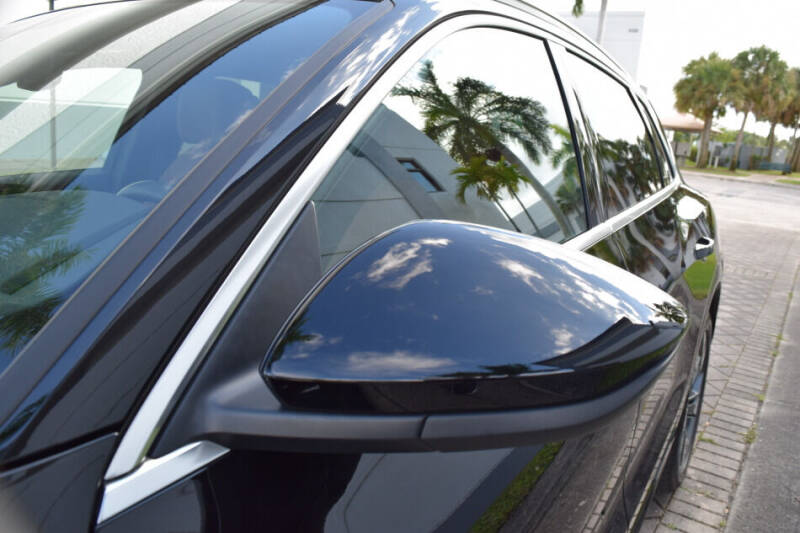 2022 Audi e-tron quattro Premium