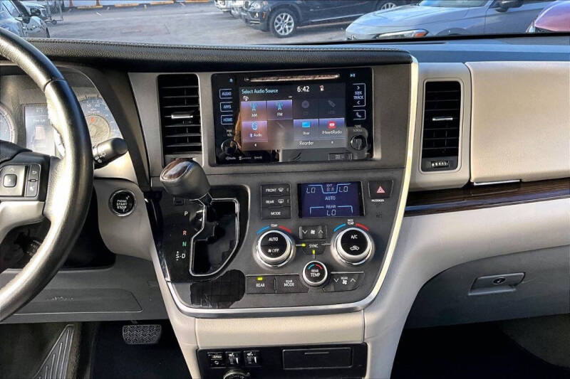 2017 Toyota Sienna XLE 7-Passenger Auto Access Seat