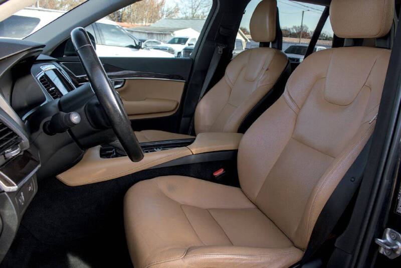 2016 Volvo XC90 T6 Momentum