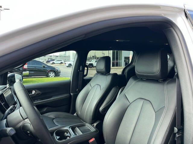 2027 Chrysler Pacifica Select
