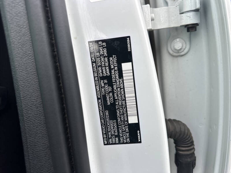 2025 Volvo XC40 B5 Plus Dark Theme