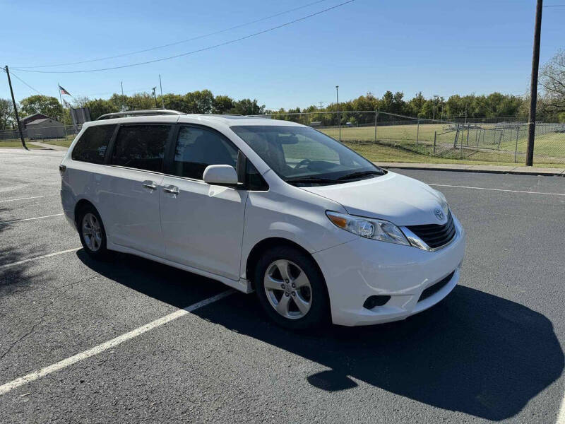 2013 Toyota Sienna SE 8-Passenger
