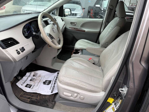 2013 Toyota Sienna XLE 7-Passenger