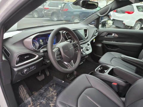 2025 Chrysler Voyager LX