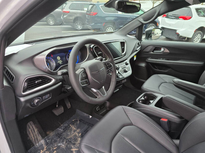 2025 Chrysler Voyager LX