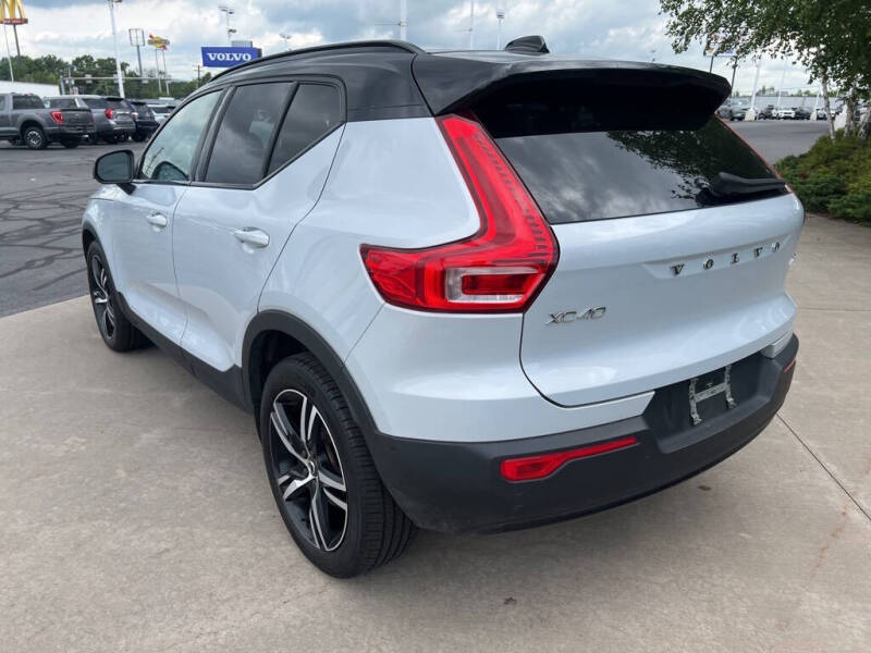 2022 Volvo XC40 T5 R-Design