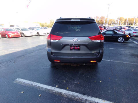 2011 Toyota Sienna XLE 7-Passenger Auto Access Seat