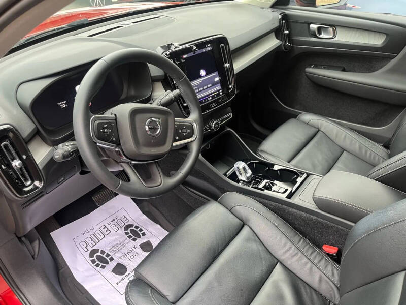 2023 Volvo XC40 B5 Plus Dark Theme