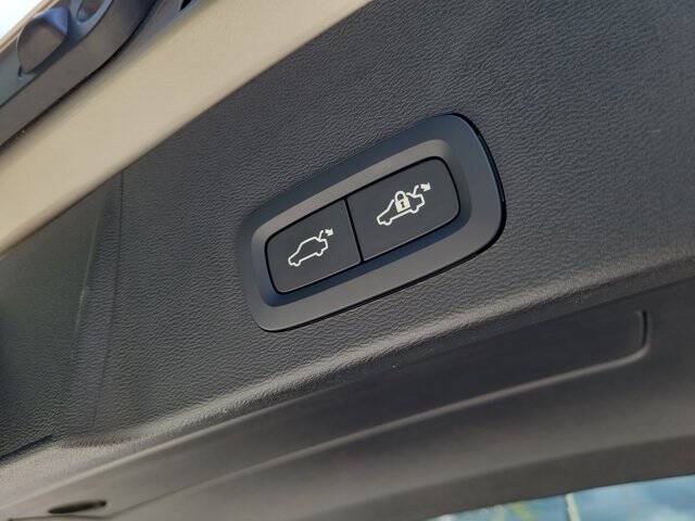 2024 Volvo XC40 B5 Ultimate Dark Theme