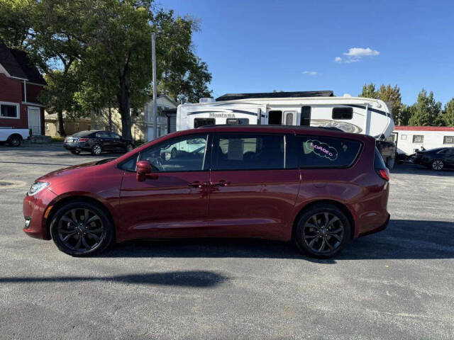 2018 Chrysler Pacifica for sale at Johnson's Auto in Mason City, IA