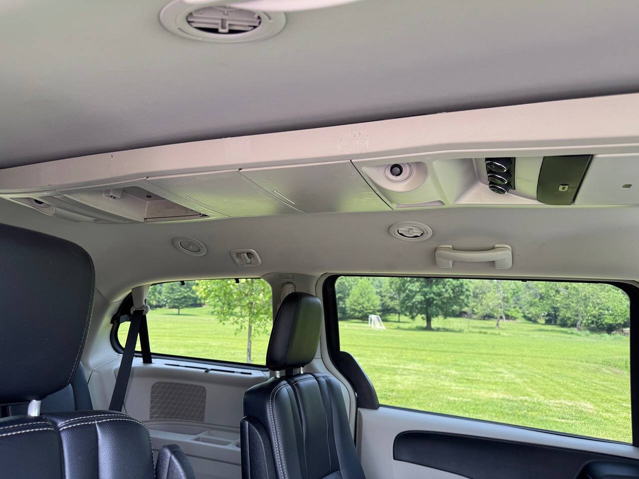 2014 Chrysler Town and Country 17