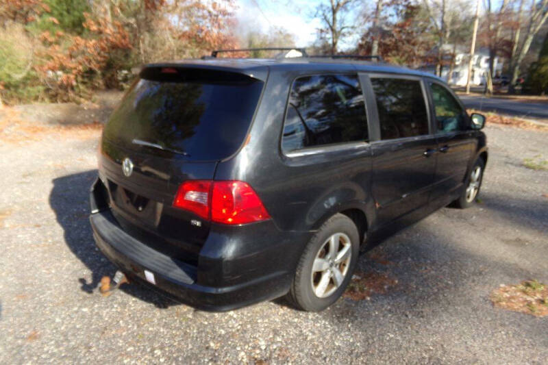 2011 Volkswagen Routan SE photo 5