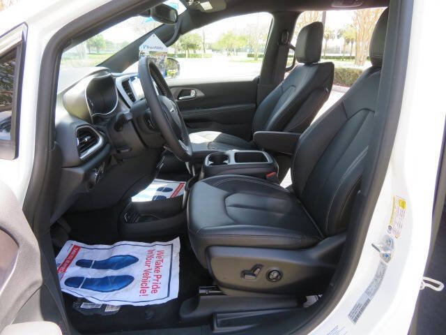 2025 Chrysler Voyager LX