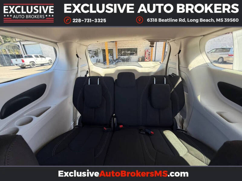 2023 Chrysler Voyager LX