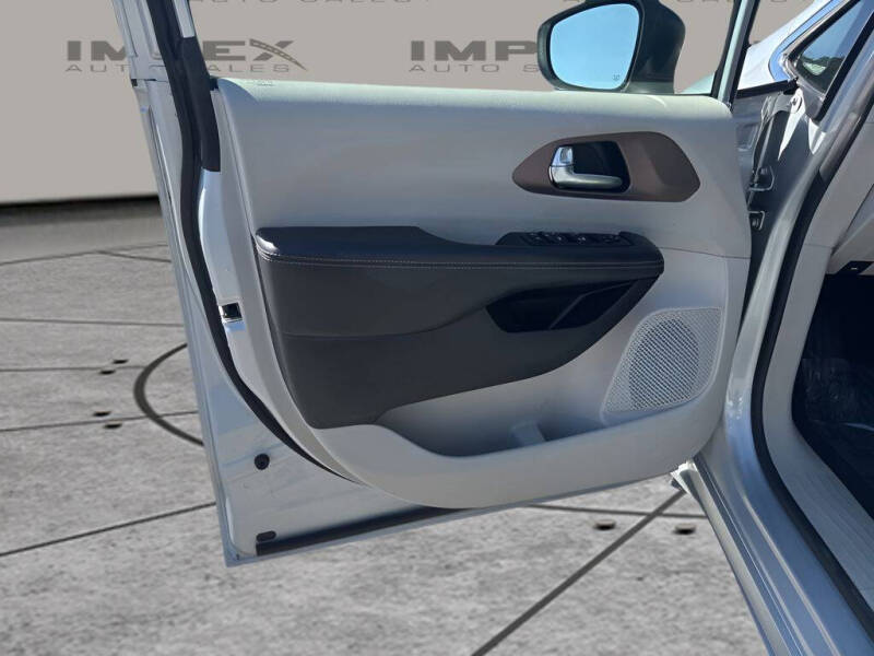 2023 Chrysler Voyager LX