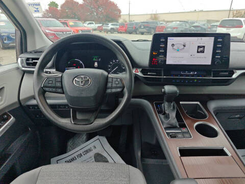 2022 Toyota Sienna LE 8-Passenger