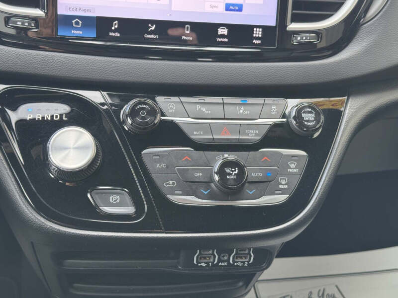 2025 Chrysler Pacifica Select