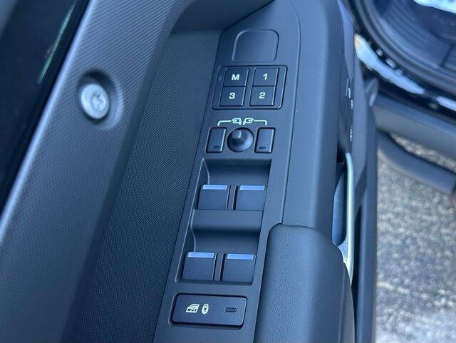 2025 Land Rover Defender 110 P500 X-Dynamic SE