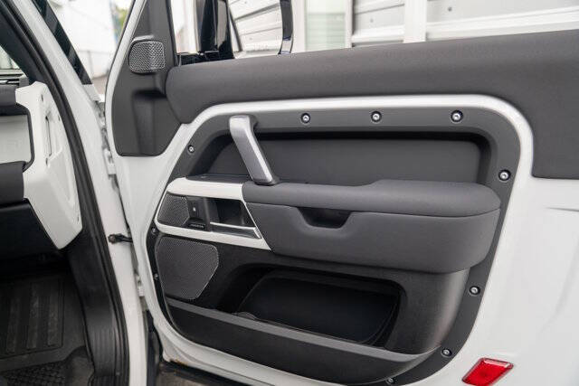2022 Land Rover Defender 33