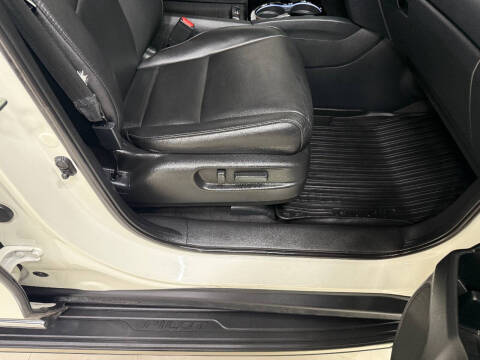 2019 Honda Pilot Touring w/Rear Captain's Chairs