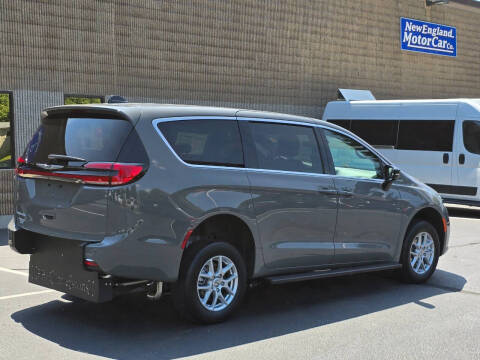 2025 Chrysler Pacifica Select