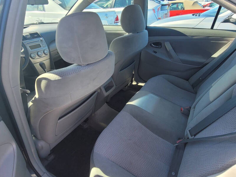 2010 Toyota Camry LE photo 16