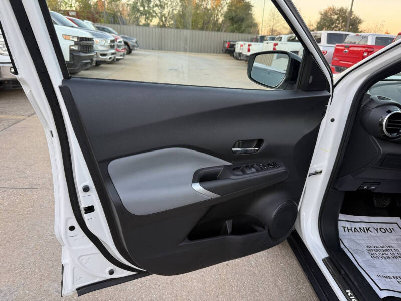 2022 Nissan Kicks SR