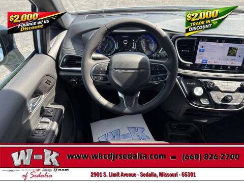 2027 Chrysler Pacifica Select