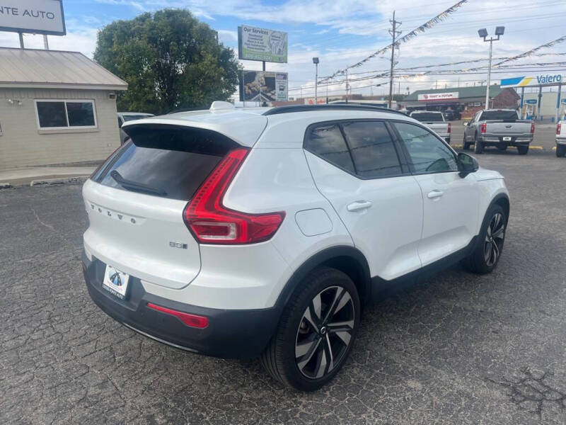 2024 Volvo XC40 B5 Plus Dark Theme