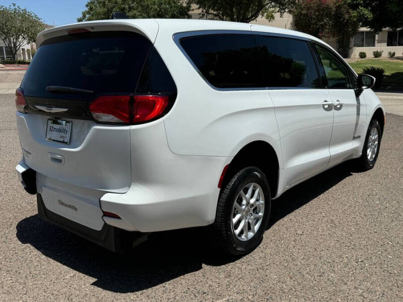 2022 Chrysler Voyager LX