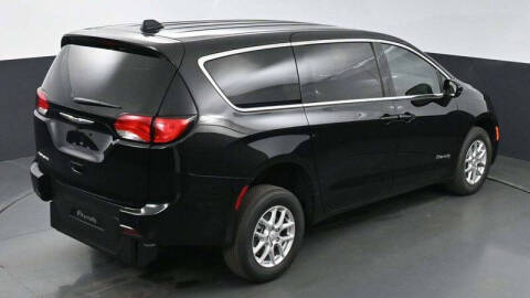 2025 Chrysler Voyager LX