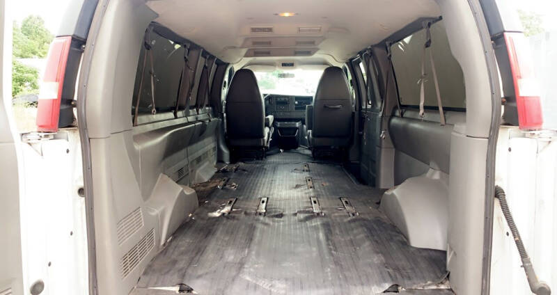 2011 Chevrolet Express LS photo 10