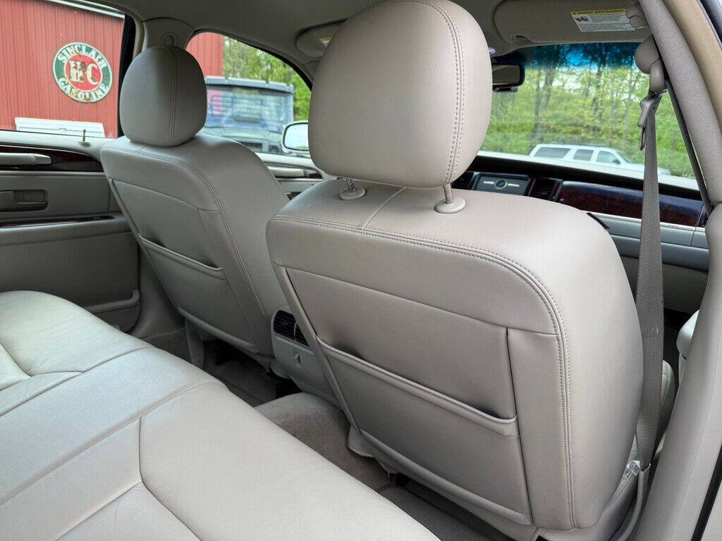 2010 Lincoln Town Car 44