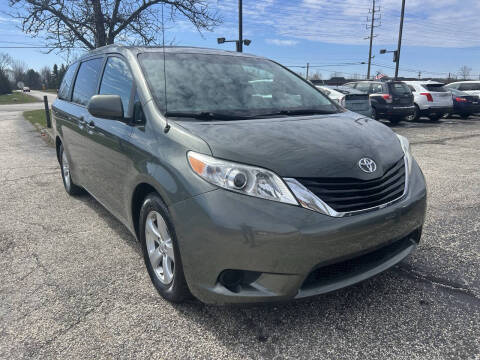 2013 Toyota Sienna LE 8-Passenger