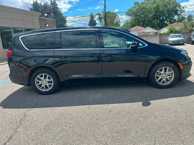 2025 Chrysler Pacifica Select