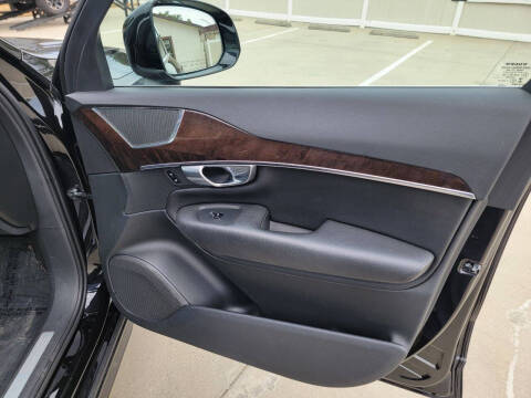 2017 Volvo XC90 T6 Momentum