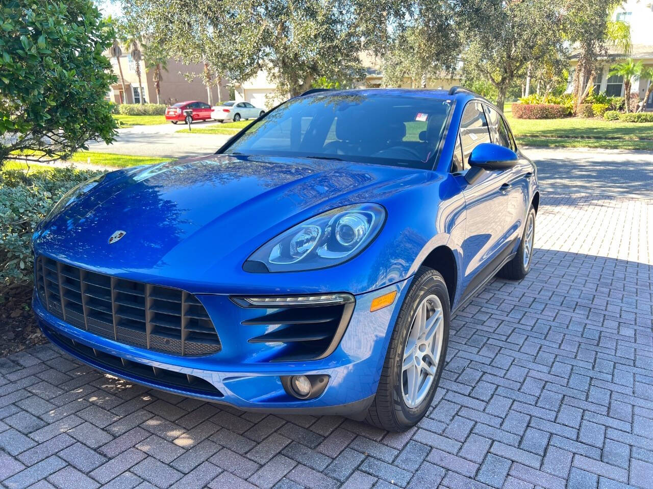 Porsche Macan's photo