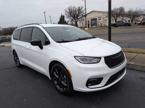 2026 Chrysler Pacifica Select