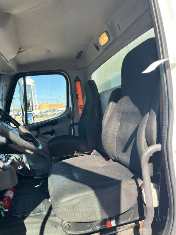 2013 Freightliner M2 106