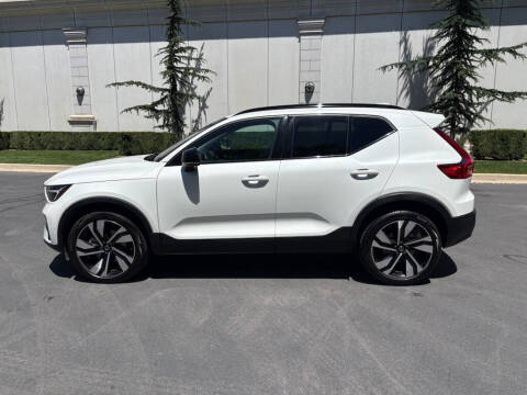 2025 Volvo XC40 B5 Plus Dark Theme