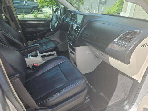 2016 Chrysler Town and Country Touring