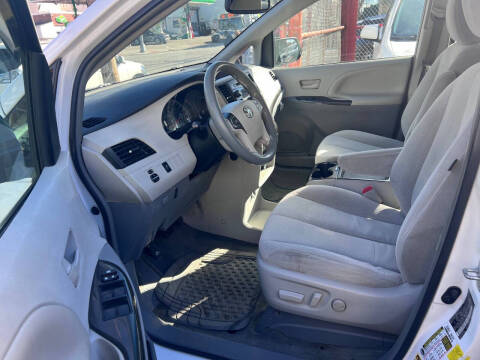 2013 Toyota Sienna LE 8-Passenger