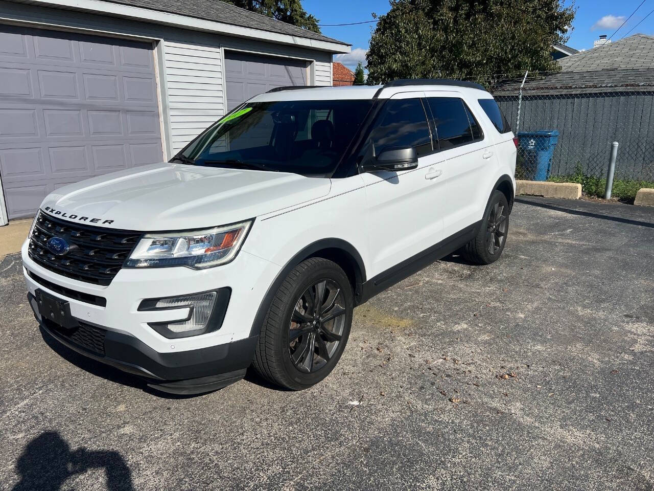 Off white 2017 Ford Explorer XLT AWD XLT 4dr SUV 2