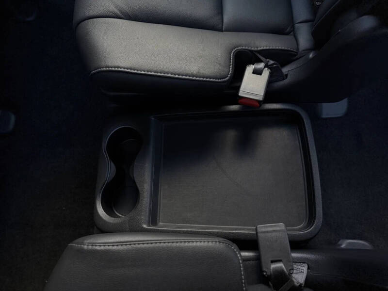 2022 Honda Pilot Touring w/Rear Captain's Chairs